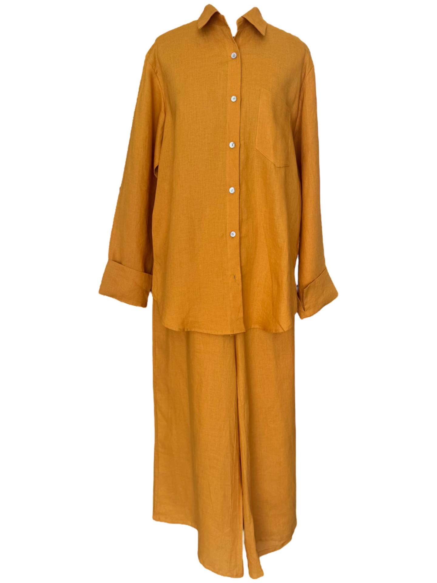 Conjunto camisa y pantalón de lino. Pantalón con pretina de resorte ajustable.